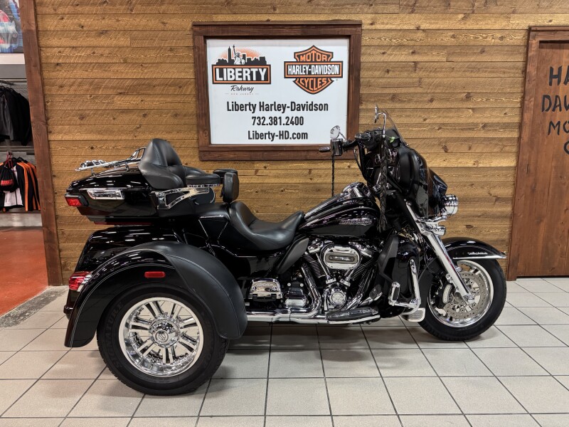 2017 Harley-Davidson® Tri Glide® Ultra Vivid Black  FLHTCUTG
