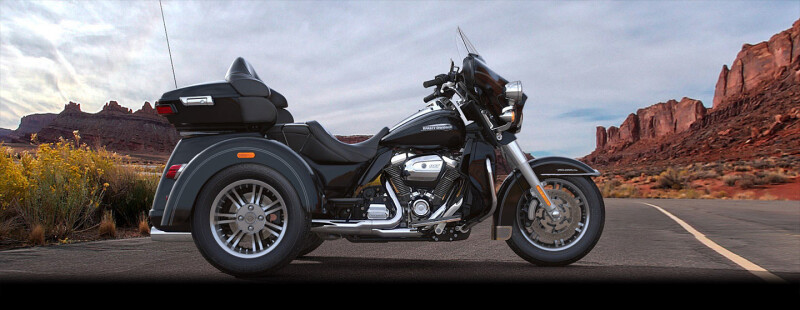 2018 Harley-Davidson® Tri Glide® Ultra Black w/ Pinstripe