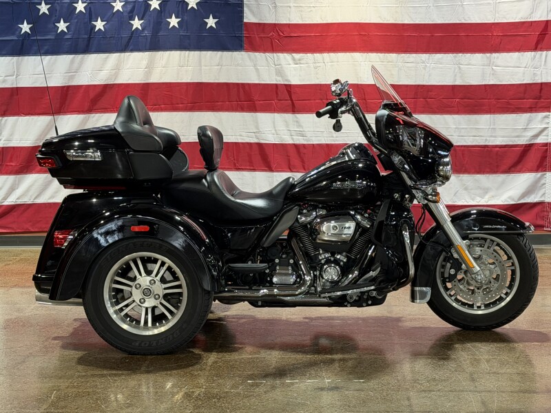 Harley-Davidson® Tri Glide® Ultra 2021 FLHTCUTG BLACK W/PINSTRIPE