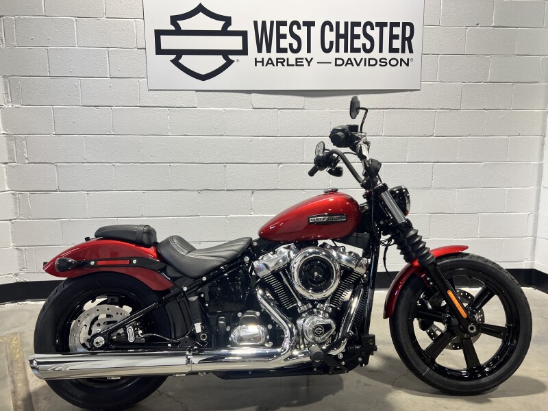 2026 Harley-Davidson® Street Bob® Brilliant Red Chrome Cast Wheels FXBB