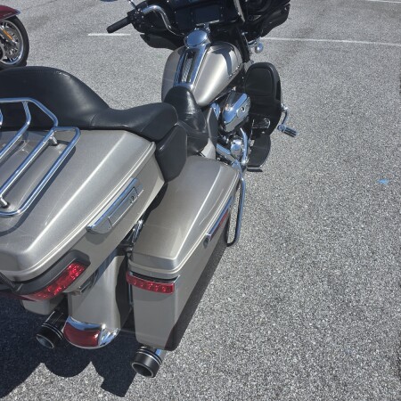 2018 Harley-Davidson® Ultra Limited Silver Fortune / Sumatra Brown thumb 3