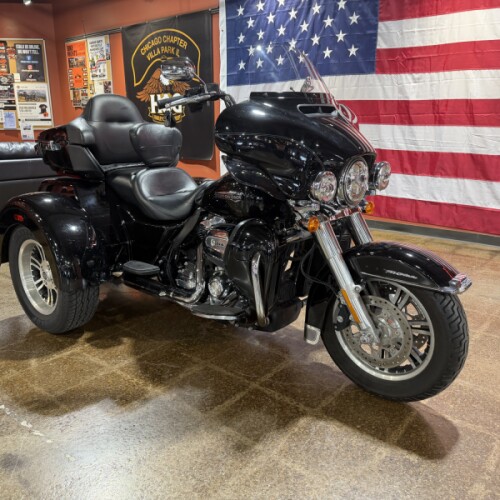 Harley-Davidson® Tri Glide® Ultra 2021 FLHTCUTG BLACK W/PINSTRIPE thumb 2