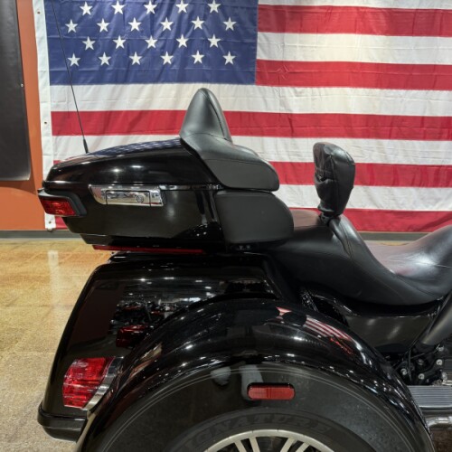 Harley-Davidson® Tri Glide® Ultra 2021 FLHTCUTG BLACK W/PINSTRIPE thumb 0
