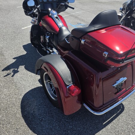 2023 Harley-Davidson® Tri Glide® Ultra Heirloom Red Fade thumb 1