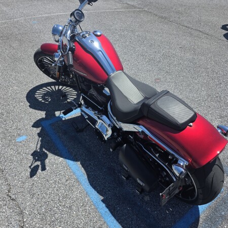 2025 Harley-Davidson® Breakout™ Brilliant Red thumb 1