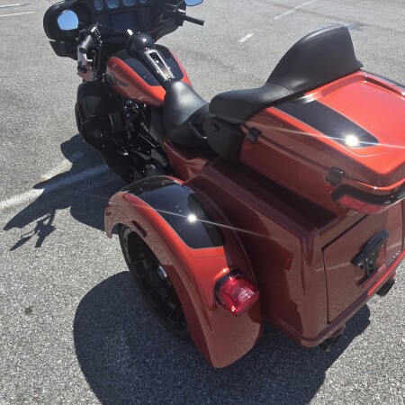 2025 Harley-Davidson® Tri Glide® Ultra WHISKY FIRE/BLK W/ PINSTRIPE thumb 1