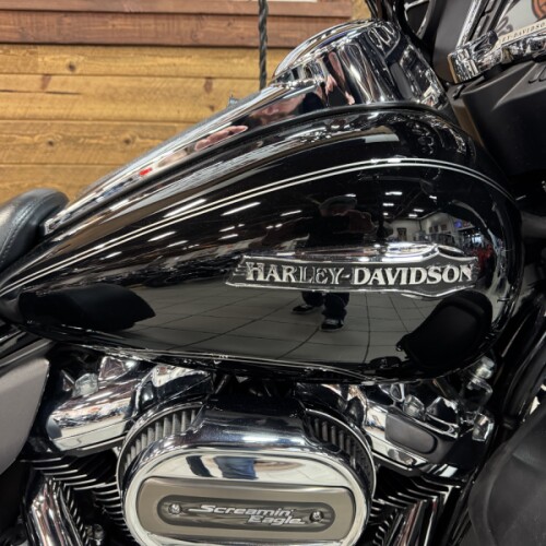 2017 Harley-Davidson® Tri Glide® Ultra Vivid Black  FLHTCUTG thumb 3