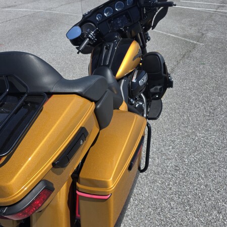 2023 Harley-Davidson® Ultra Limited Prospect Gold Black thumb 3