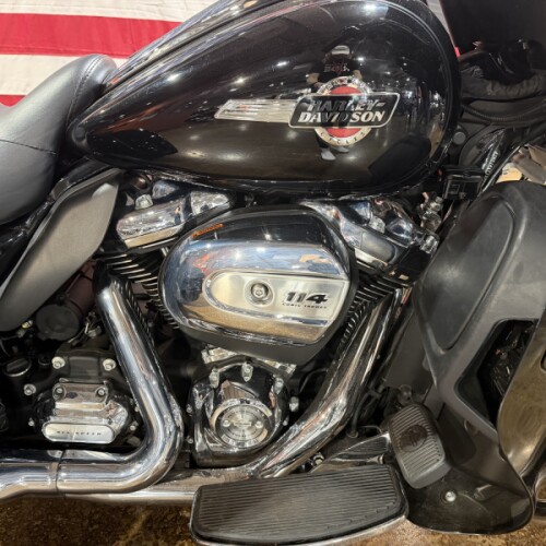 Harley-Davidson® Tri Glide™ Ultra 2024 FLHTCUTG VIVID BLACK W/ PINSTRIPE thumb 2