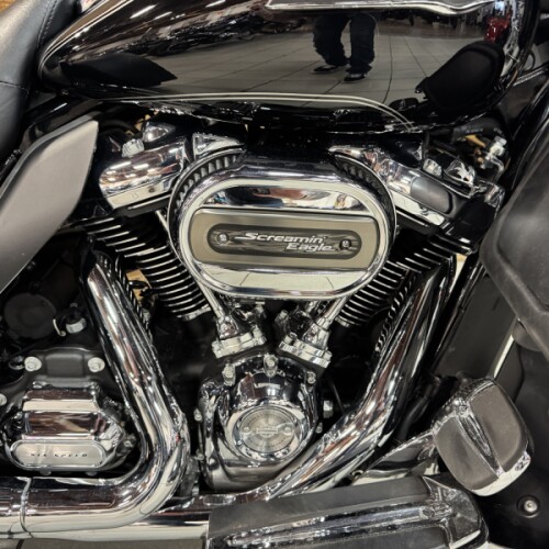 2017 Harley-Davidson® Tri Glide® Ultra Vivid Black  FLHTCUTG thumb 2