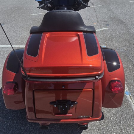 2025 Harley-Davidson® Tri Glide® Ultra WHISKY FIRE/BLK W/ PINSTRIPE thumb 2