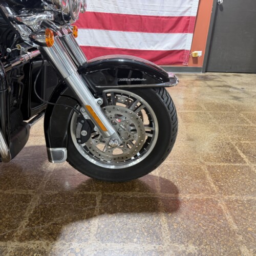 Harley-Davidson® Tri Glide™ Ultra 2024 FLHTCUTG VIVID BLACK W/ PINSTRIPE thumb 1