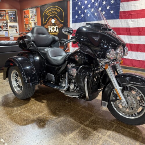 Harley-Davidson® Tri Glide™ Ultra 2024 FLHTCUTG VIVID BLACK W/ PINSTRIPE thumb 0