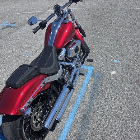 2025 Harley-Davidson® Breakout™ Brilliant Red thumb 3