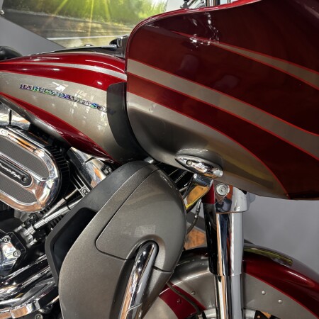 2016 Harley-Davidson® CVO™ Road Glide® Ultra RBY RED/PAL SLV W/PINSTRIPE thumb 3
