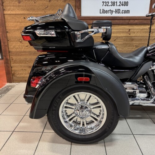 2017 Harley-Davidson® Tri Glide® Ultra Vivid Black  FLHTCUTG thumb 0