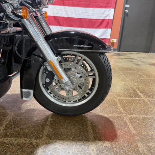 Harley-Davidson® Tri Glide® Ultra 2021 FLHTCUTG BLACK W/PINSTRIPE thumb 1
