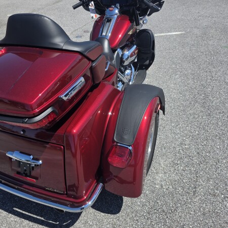 2023 Harley-Davidson® Tri Glide® Ultra Heirloom Red Fade thumb 3
