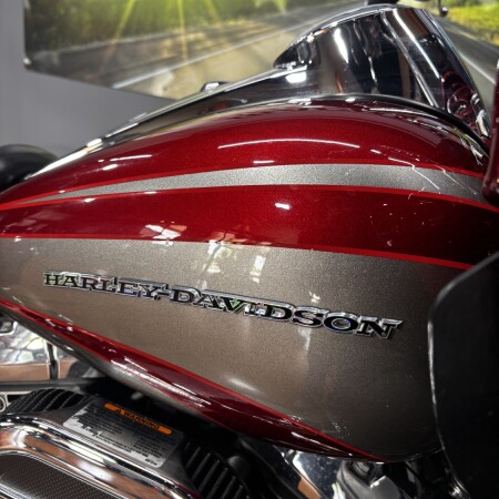 2016 Harley-Davidson® CVO™ Road Glide® Ultra RBY RED/PAL SLV W/PINSTRIPE thumb 2