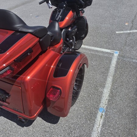 2025 Harley-Davidson® Tri Glide® Ultra WHISKY FIRE/BLK W/ PINSTRIPE thumb 3