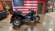 Harley-Davidson® Tri Glide® Ultra 2021 FLHTCUTG BLACK W/PINSTRIPE