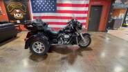Harley-Davidson® Tri Glide™ Ultra 2024 FLHTCUTG VIVID BLACK W/ PINSTRIPE