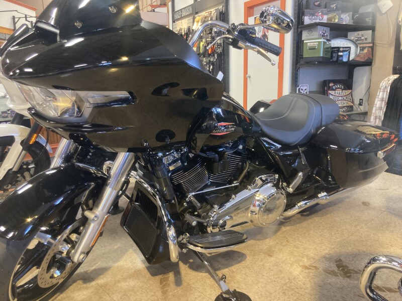 2026 Harley-Davidson® Road Glide® Vivid Black Chrome Trim