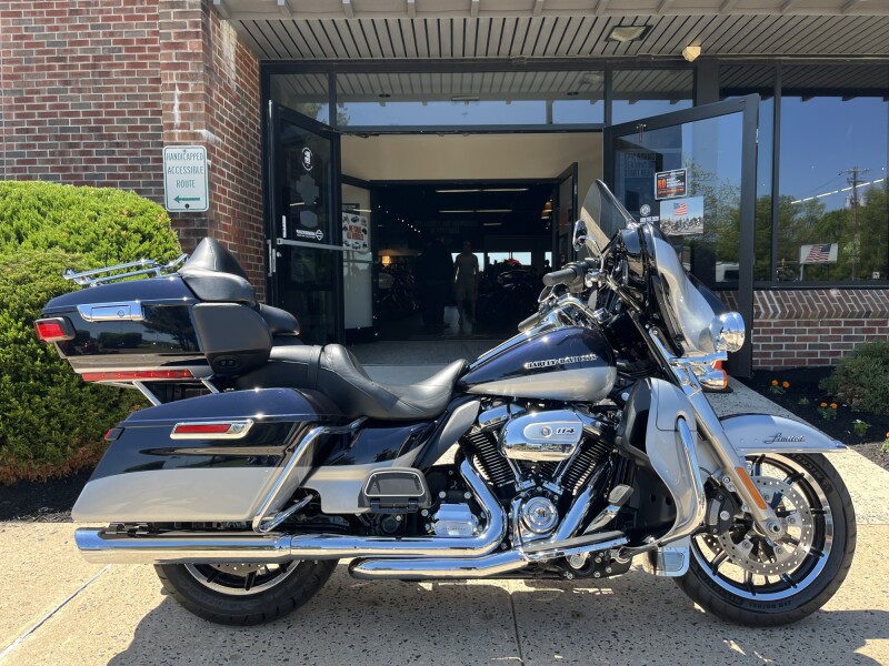 2019 Harley-Davidson® Electra Glide® Ultra Classic® Midnight Blue/Barracuda Silver FLHTK