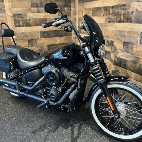 2019 Harley-Davidson® Street Bob® Vivid Black FXBB thumb 3