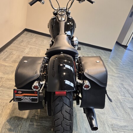 2017 Harley-Davidson® Street Bob® Vivid Black FXDB thumb 2