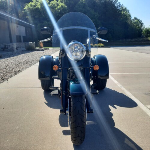 2024 Harley-Davidson® Freewheeler® Alpine Green / Vivid Black thumb 2
