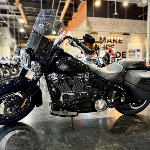 2026 Harley-Davidson® Heritage Classic Vivid Black Black Laced Wheels thumb 2