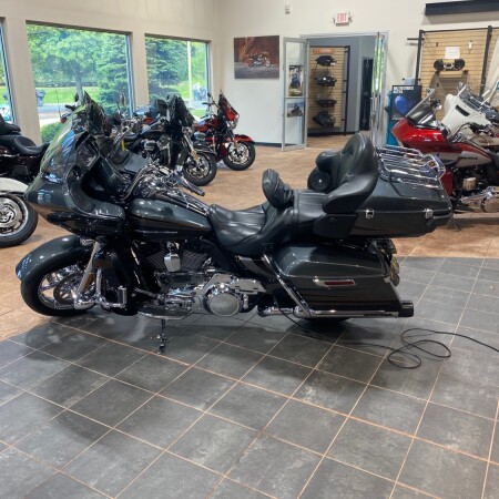  2016 Harley-Davidson® CVO™ Road Glide® Ultra thumb 3