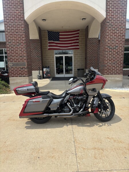 2019 Harley-Davidson® CVO™ Road Glide® Red Pepper & Magnetic Gray with Black Hole
