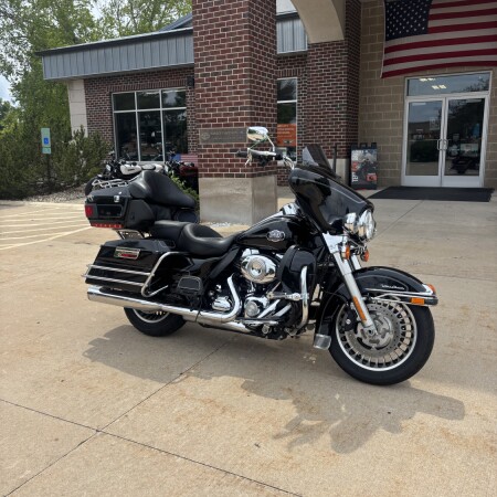 2011 Harley-Davidson® Electra Glide® Ultra Classic® Vivid Black thumb 3
