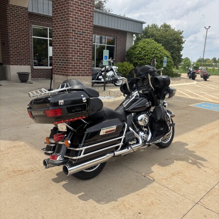 2011 Harley-Davidson® Electra Glide® Ultra Classic® Vivid Black thumb 2