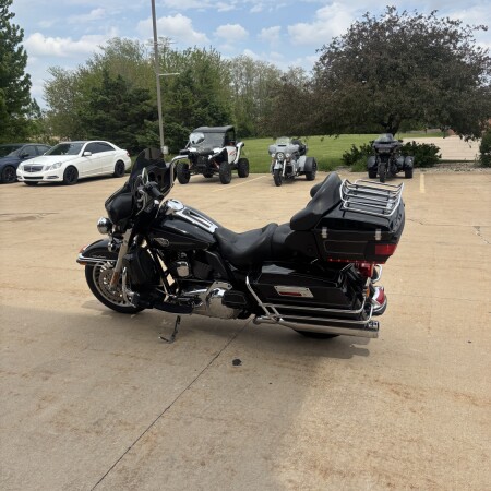 2011 Harley-Davidson® Electra Glide® Ultra Classic® Vivid Black thumb 1