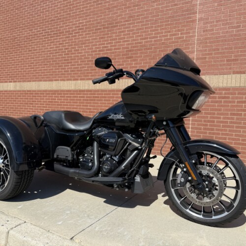 2024 Harley-Davidson® Road Glide® 3 Vivid Black Black Trim thumb 3