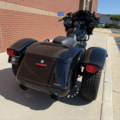 2024 Harley-Davidson® Road Glide® 3 Vivid Black Black Trim thumb 1