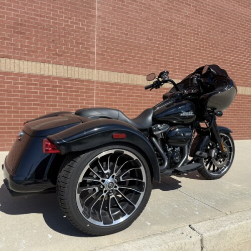 2024 Harley-Davidson® Road Glide® 3 Vivid Black Black Trim thumb 2