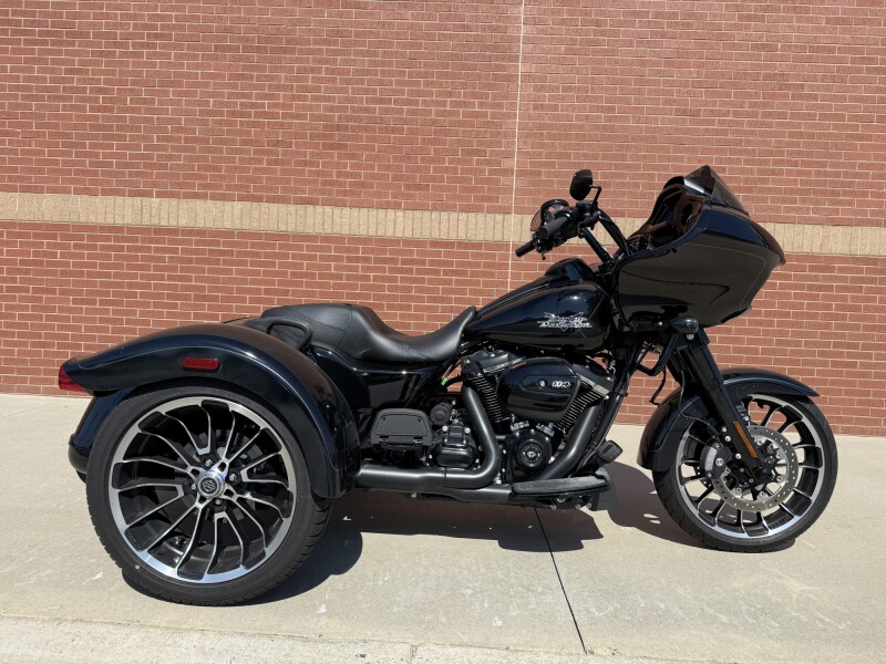 2024 Harley-Davidson® Road Glide® 3 Vivid Black Black Trim