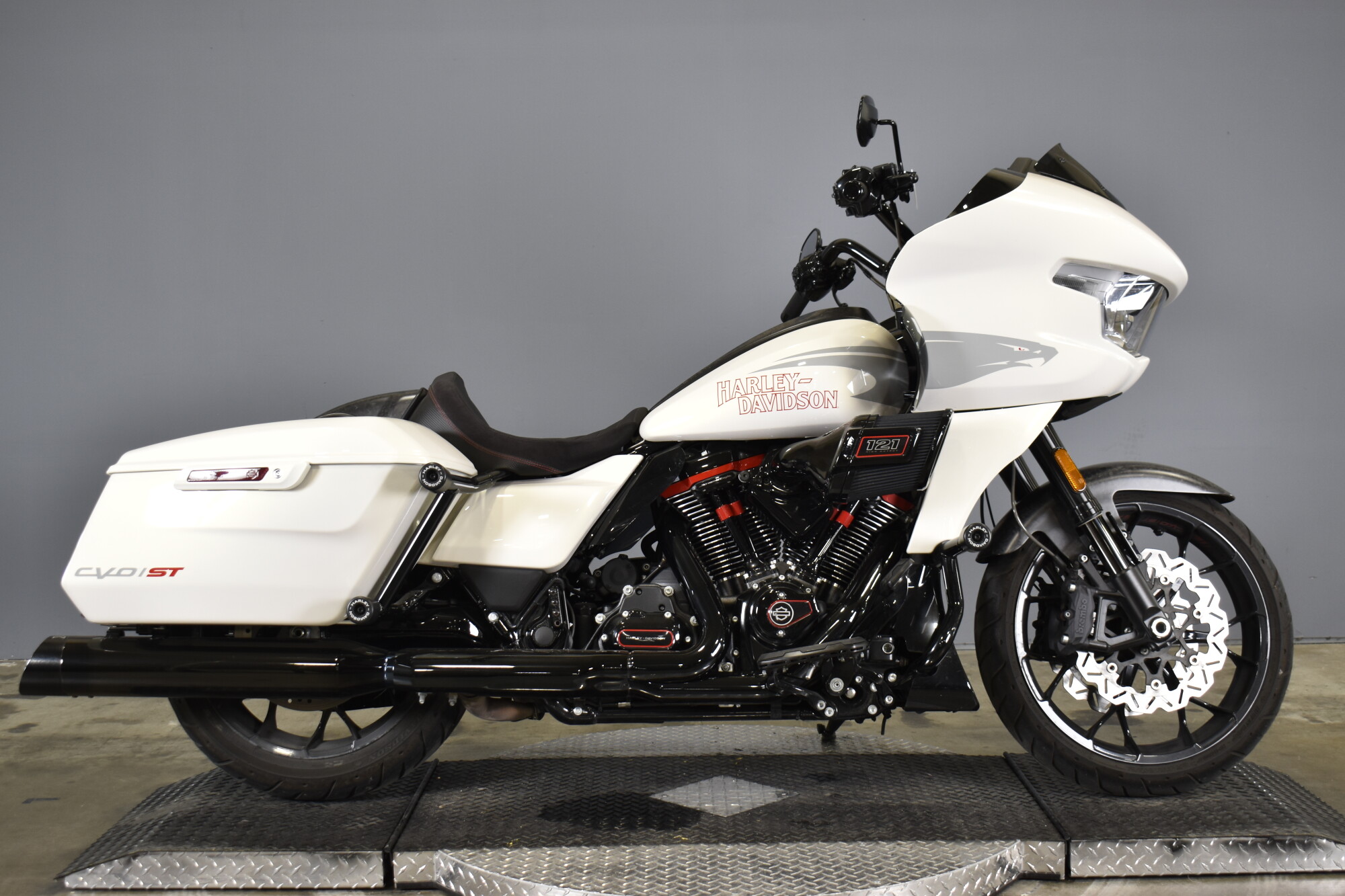 2024 Harley-Davidson® CVO™ Road Glide® ST Golden White Pearl