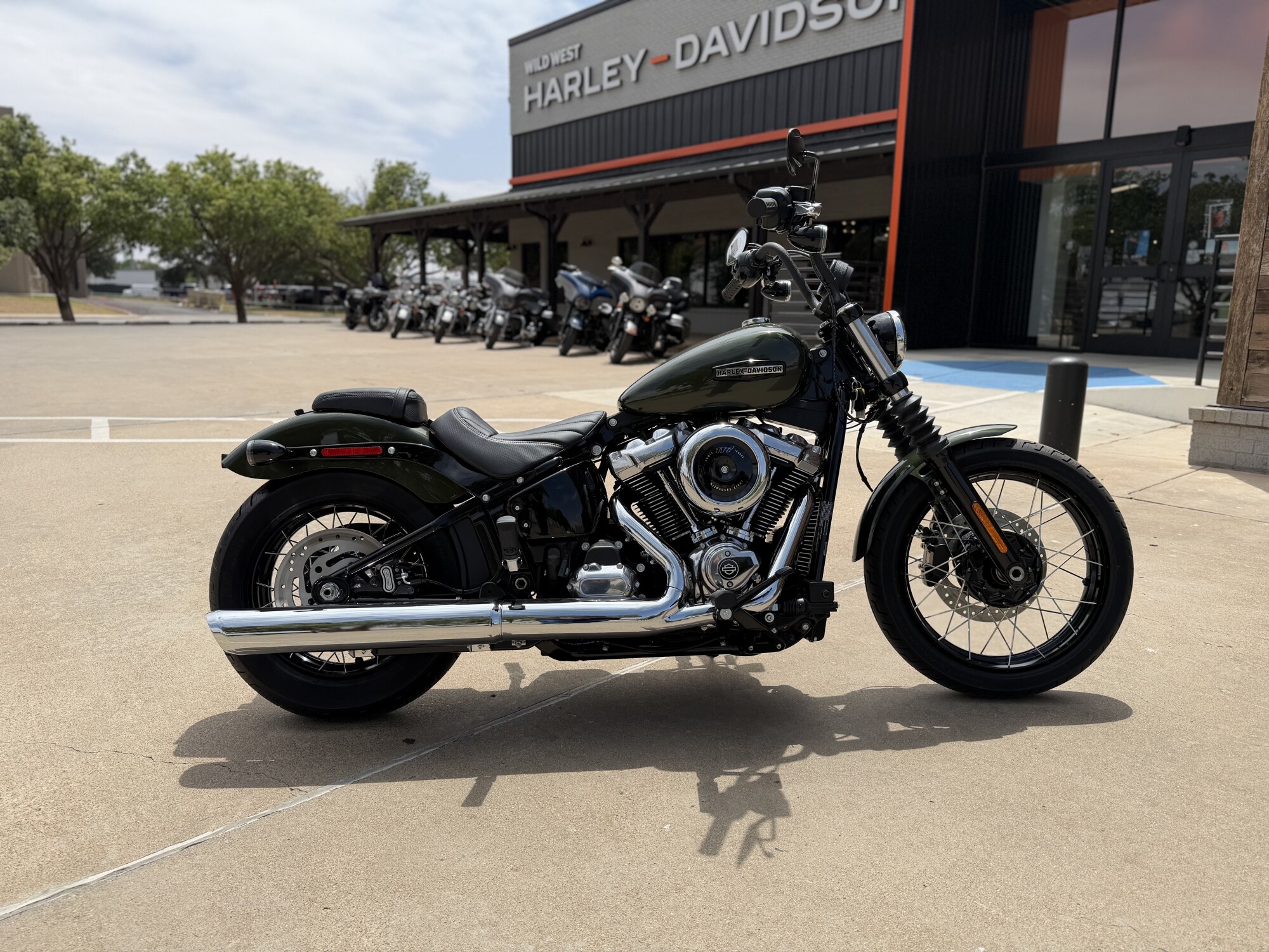 2026 Harley-Davidson® Street Bob® Olive Steel Metallic Chrome Laced Wheels