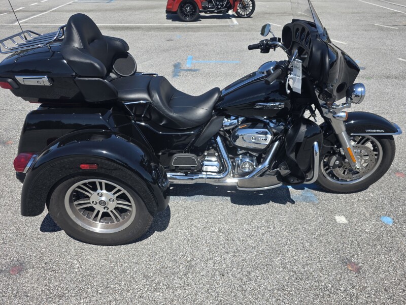 2020 Harley-Davidson® Tri Glide® Ultra Black w/ Pinstripe
