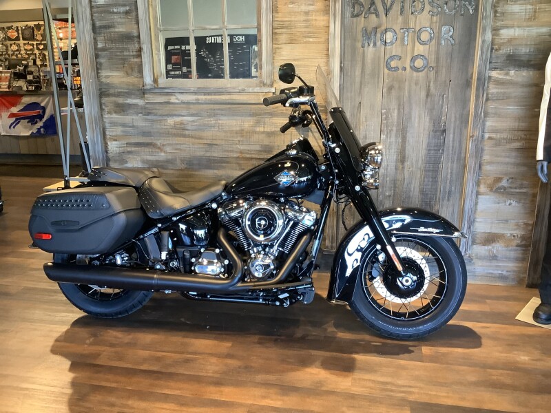 Harley-Davidson® Heritage Classic 2026 FLHC S5-26 Vivid Black Black Laced Wheels