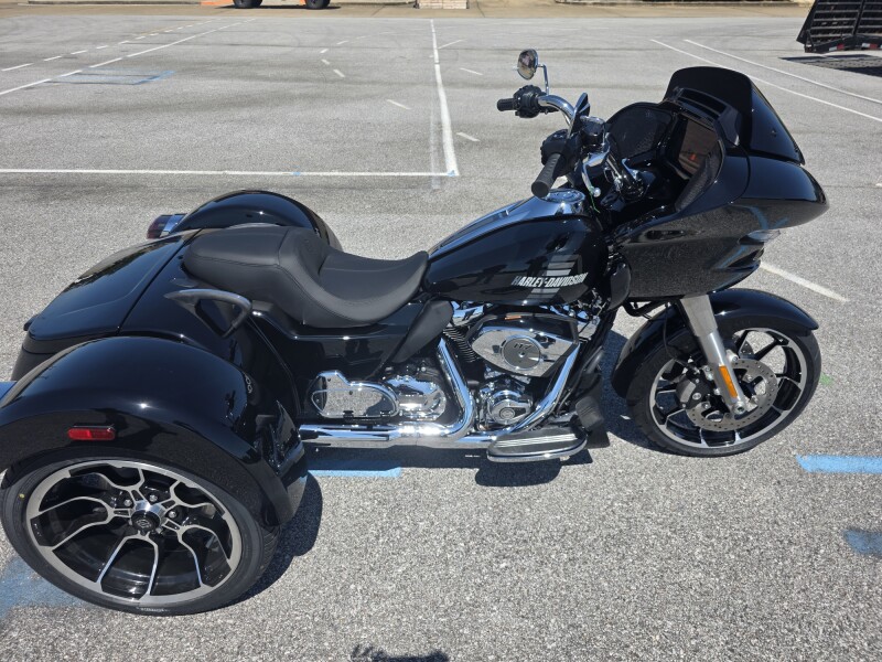 2026 Harley-Davidson® Road Glide 3 VIVID BLACK/CHROME TRIM