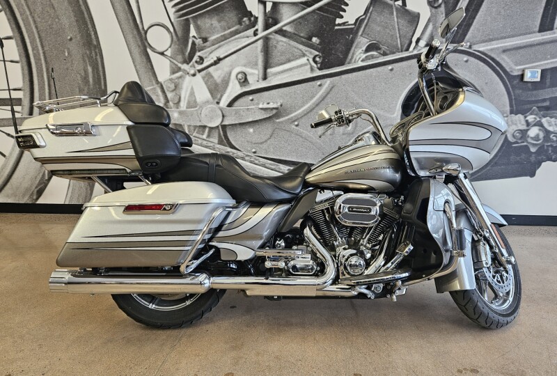 2016 CVO™ Road Glide® Ultra FLTRUSE
