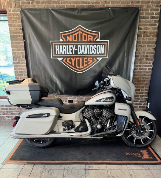 2022 Indian Motorcycle Roadmaster® Dark Horse® Silver Quartz Smoke