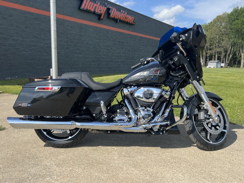 2026 Harley-Davidson® Street Glide® Midnight Ember Chrome Trim