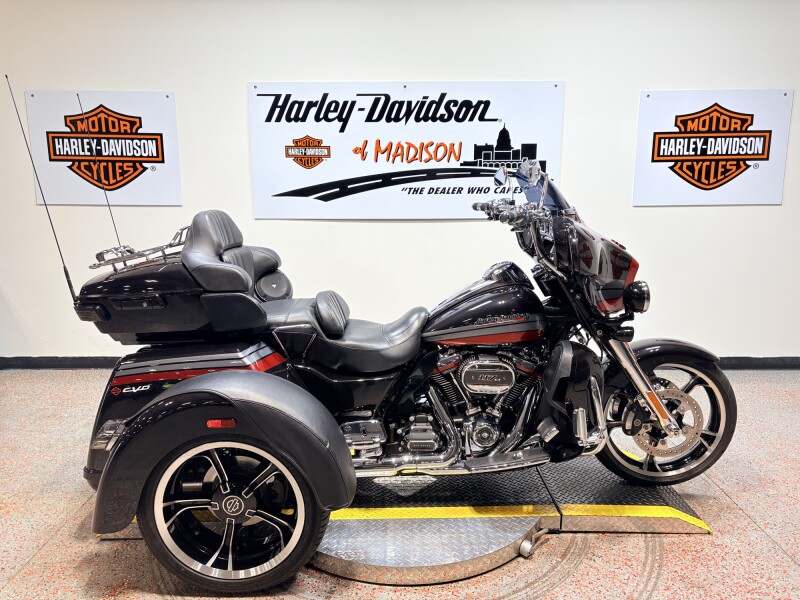 2020 FLHTCUTGSE Harley-Davidson® CVO™ Tri Glide® Black Stardust w/ Magnetic Gray & Wicked Red